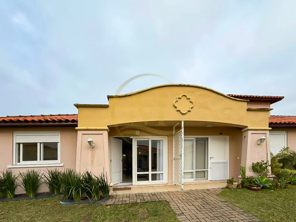 Casa à venda com 3 Dormitórios - Condomínio Fechado em Xangri-lá — foto 1
