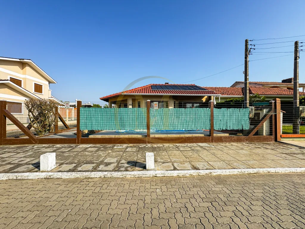 Casa de esquina com piscina a 5 quadras do mar em Rainha do Mar — foto 1