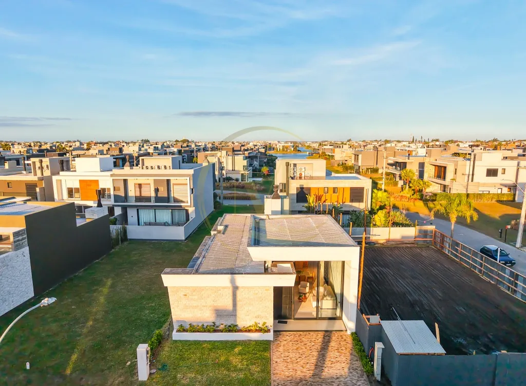 Casa com 4 Suítes e Piscina - Condomínio fechado em Xangri-lá — foto 1