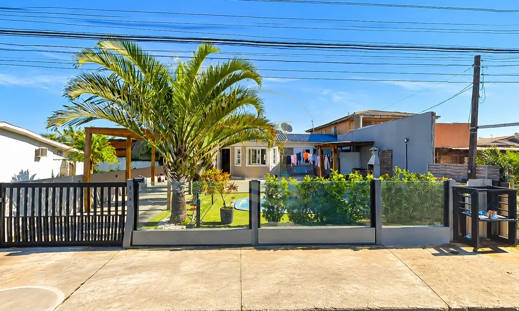 Casa Mobiliada com 3 Dormitórios e Piscina no Centro de Xangri-Lá — foto 1