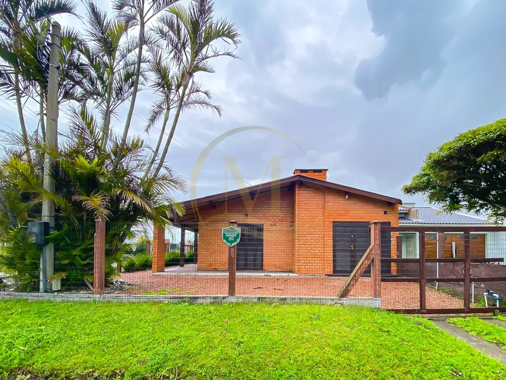Casa mobiliada de esquina com 2 dormitórios, pátio na frente e garagem fechada — foto 1