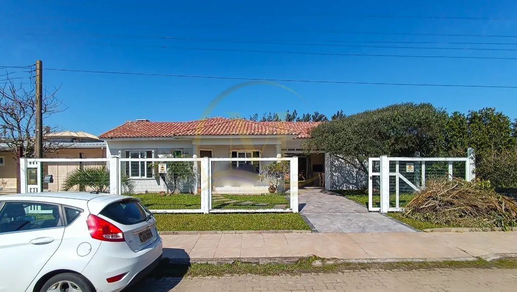 Casa à 50 metros do Mar com 3 Dormitórios em Xangri-Lá — foto 1