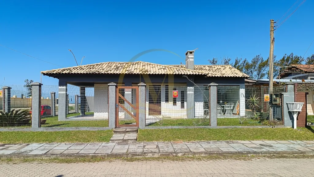 Casa à 1 Quadra do Mar com 3 Dormitórios em Xangri-Lá — foto 1