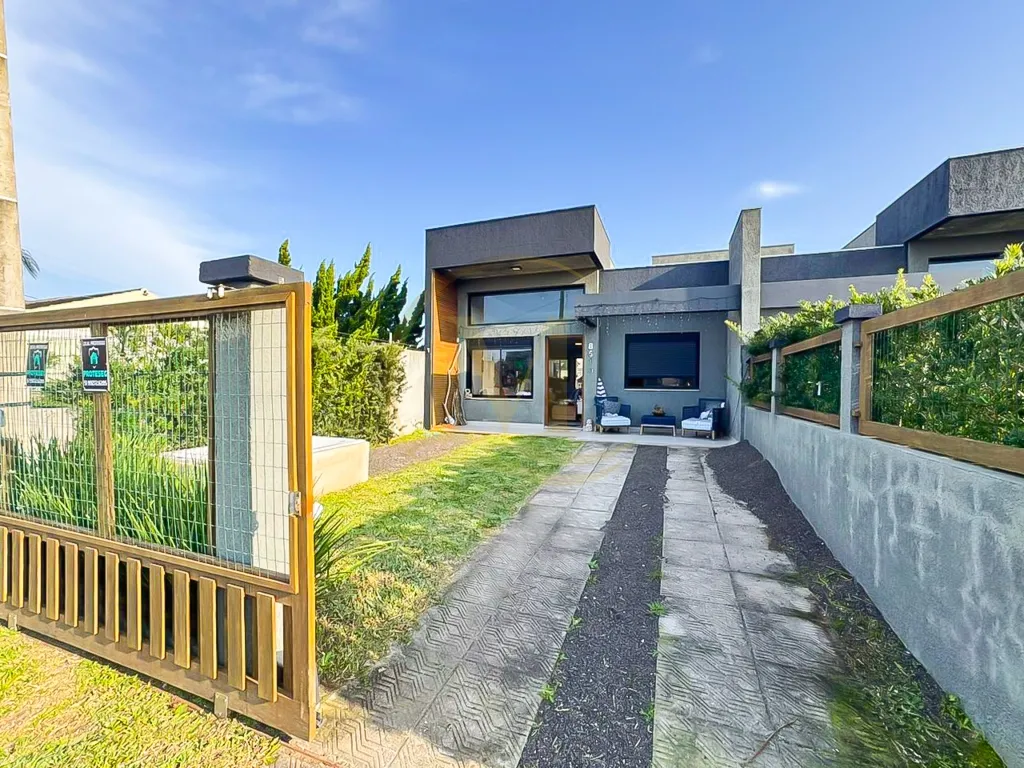 Casa com 2 dormitórios, suíte e hidro no pátio em Noiva do Mar — foto 1