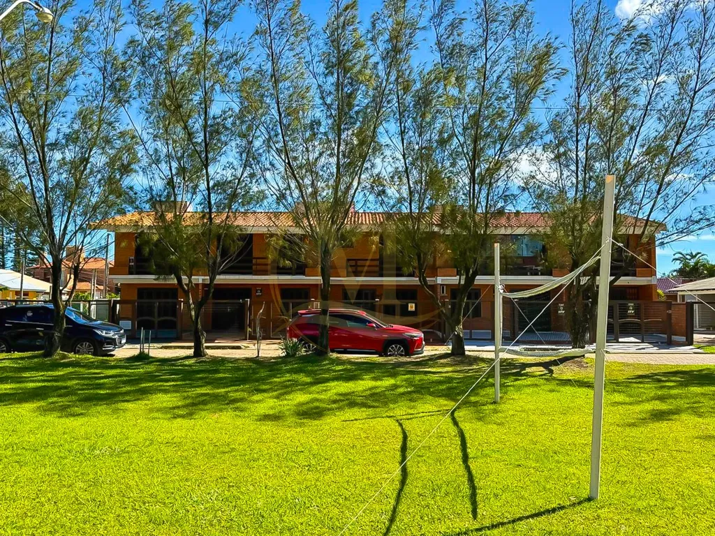 SEU REFÚGIO VERDE PERTO DO MAR: Duplex em Alameda Calma — foto 1