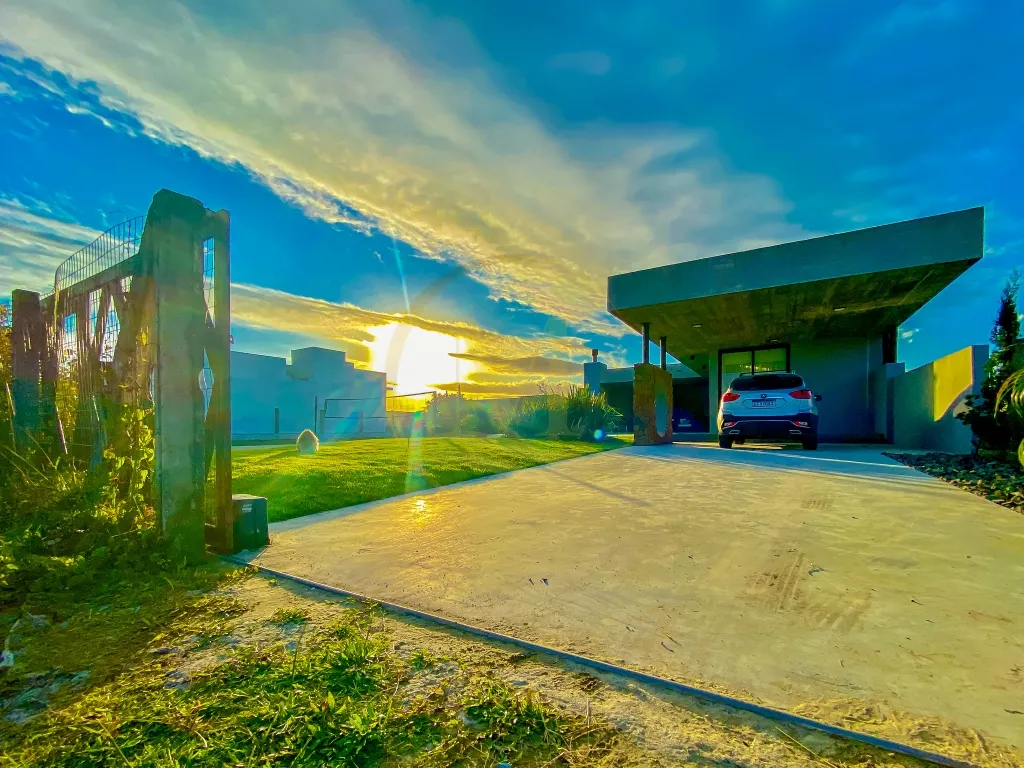 Casa em dois lotes com piscina e quadra no Arpoador — foto 1