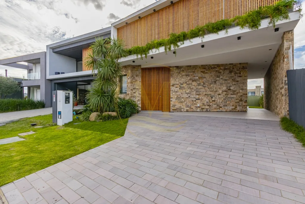 Casa diferenciada em condomínio Sunset 4 suítes e 263m² privativos — foto 1