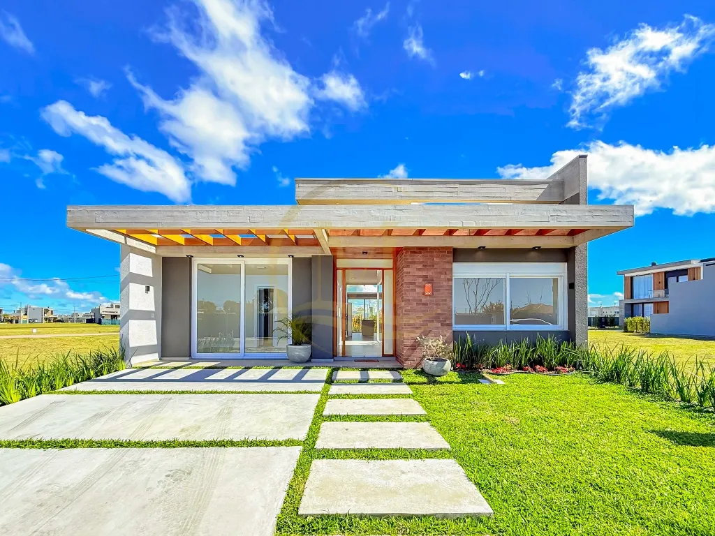 Casa térrea no Condomínio ZEN 4 suítes, nunca habitada e fundos para área verde — foto 1