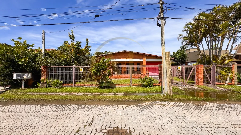 Casa em Atlântida,  Xangri-lá - Com 6 dormitórios, 2 suítes, e Piscina — foto 1