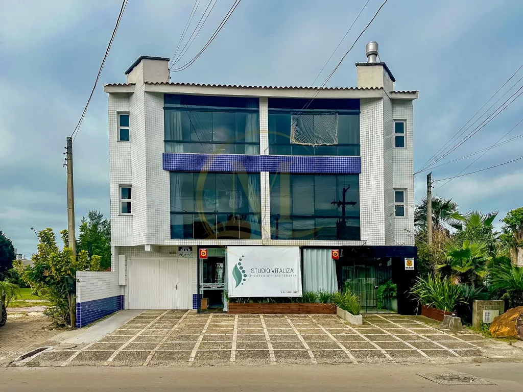 Apartamento à Venda com 2 Dormitórios no Centro de Xangri-lá — foto 1