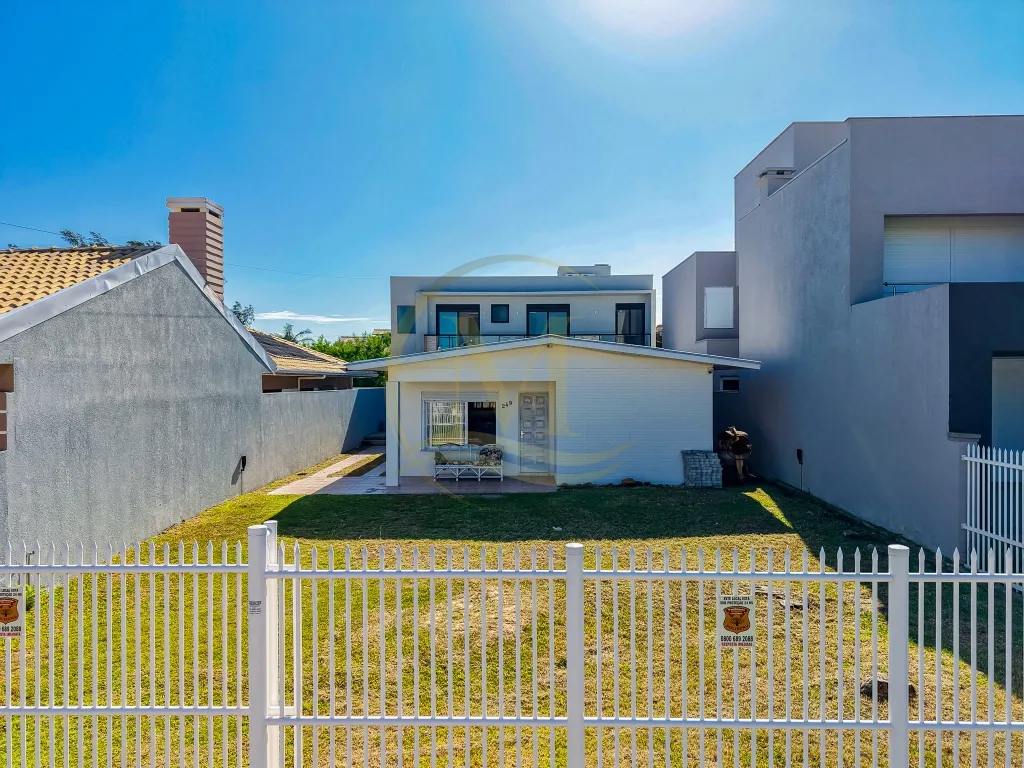 Casa à Venda com 5 Dormitórios e 300 m do Mar no Bairro Centro de Xangri-lá — foto 1