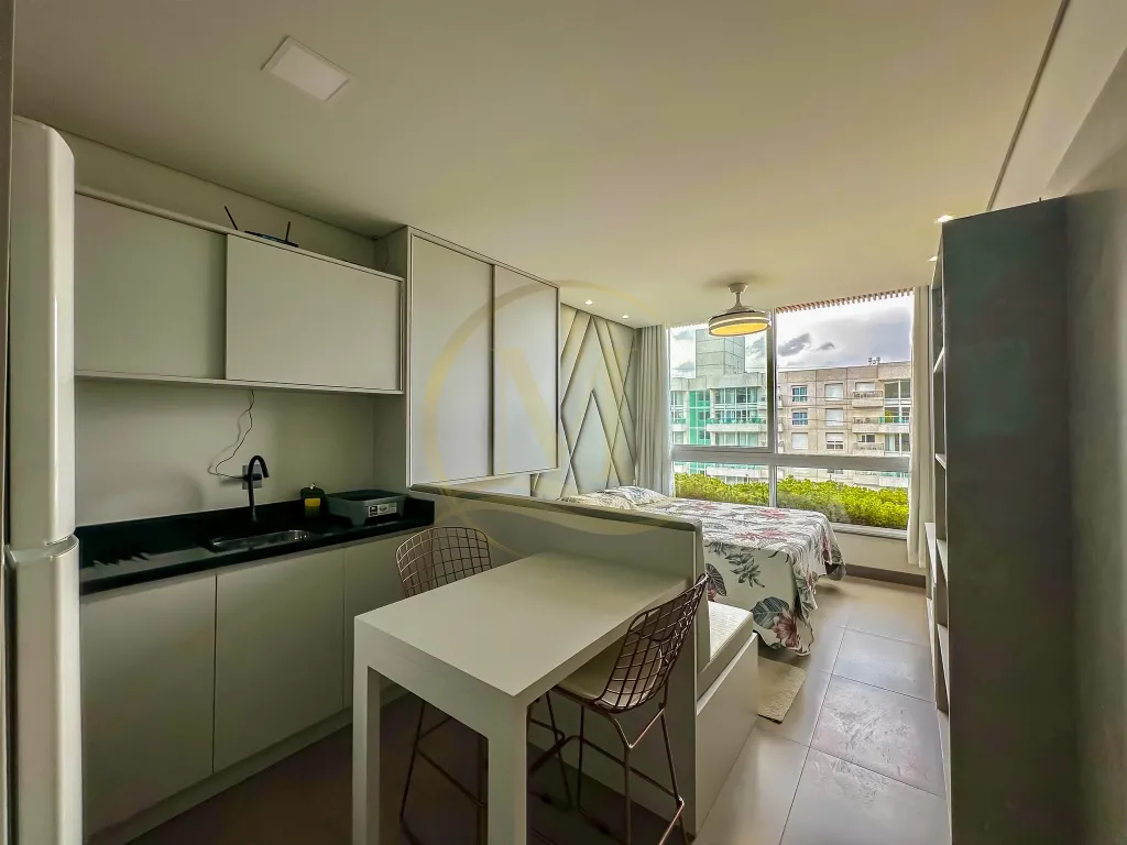 Loft no Livin Atlântida | Mobiliado, climatizado e frente para a avenida — foto 1