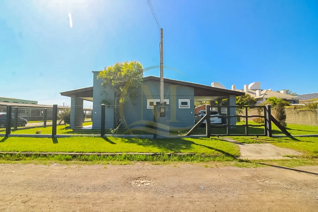 Casa à Venda com 3 Dormitórios Apenas 2 Quadras da Beira Mar em Xangri-lá — foto 1