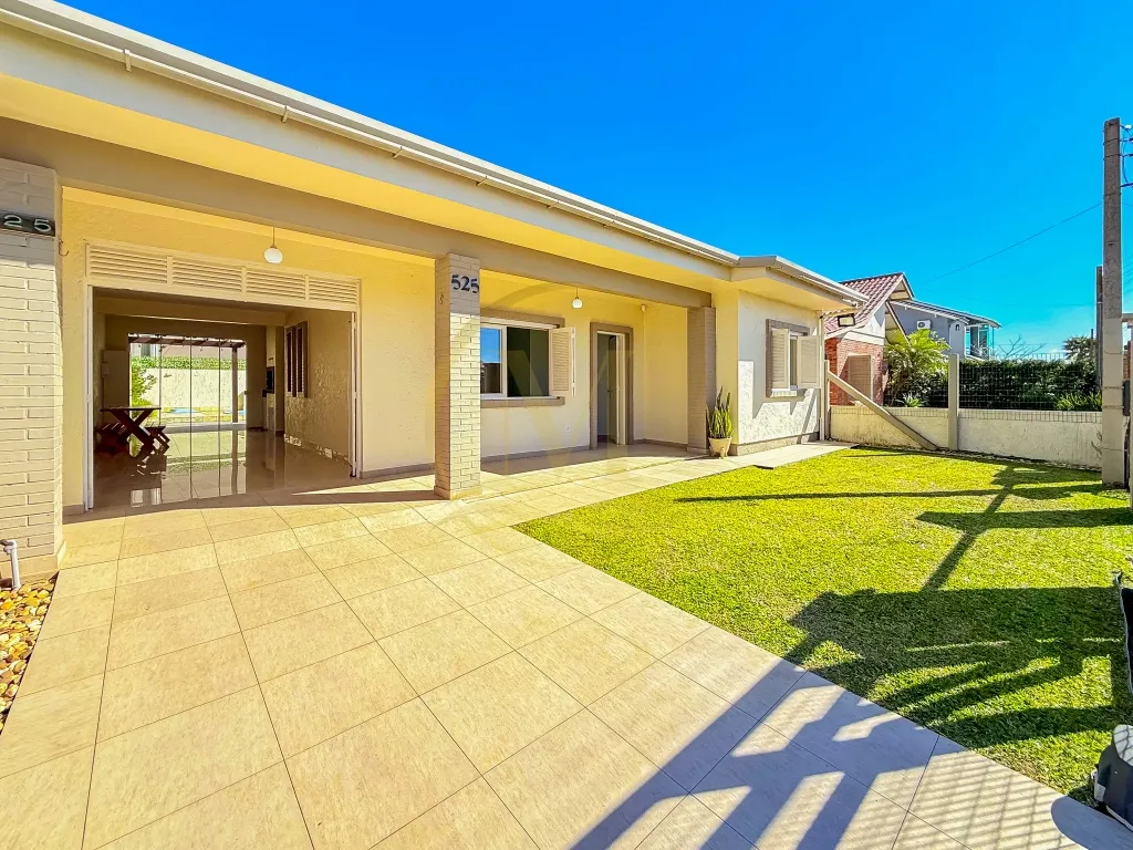 Casa à Venda com 3 Dormitórios e Piscina em Noiva do Mar, Xangri-lá — foto 1