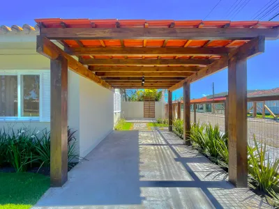 Casa reformada de esquina em frente à alameda no Centro de Xangri-Lá — foto 3