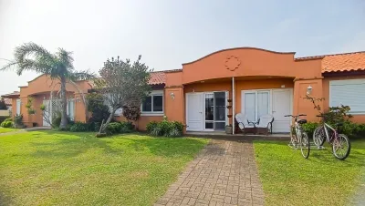 Casa à venda com 3 Dormitórios - Condomínio Fechado em Xangri-lá — foto 2