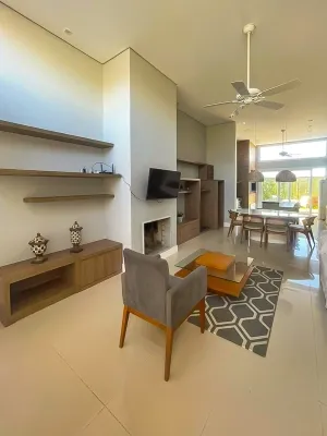 Casa Térrea Mobiliada com 3 Dormitórios em Condomínio Fechado em Xangri-Lá — foto 2