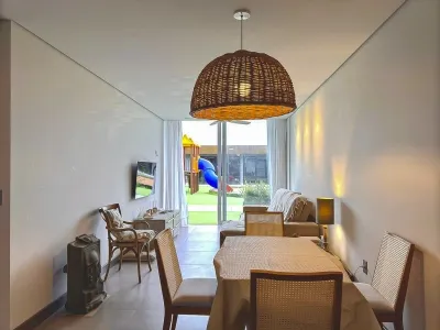 Apartamento Mobiliado com 2 Dormitórios no Livin’ Resort House em Atlântida — foto 2