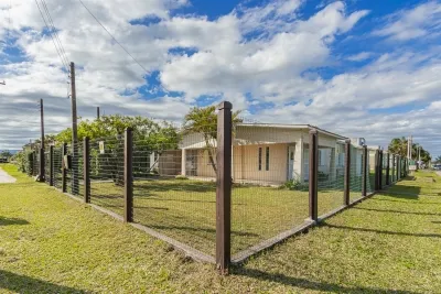 Casa de esquina mobiliada com 5 dormitórios e amplo terreno no Centro de Xangri-Lá — foto 3