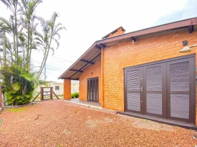 Casa mobiliada de esquina com 2 dormitórios, pátio na frente e garagem fechada — foto 3