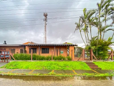 Casa mobiliada de esquina com 2 dormitórios, pátio na frente e garagem fechada — foto 2