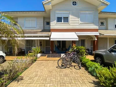 Casa em Condomínio em Marina