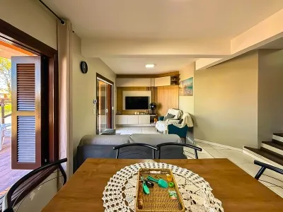SEU REFÚGIO VERDE PERTO DO MAR: Duplex em Alameda Calma — foto 5