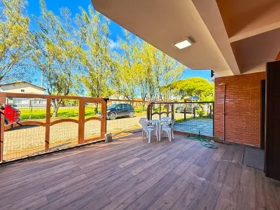 SEU REFÚGIO VERDE PERTO DO MAR: Duplex em Alameda Calma — foto 4
