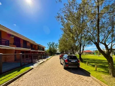 SEU REFÚGIO VERDE PERTO DO MAR: Duplex em Alameda Calma — foto 2
