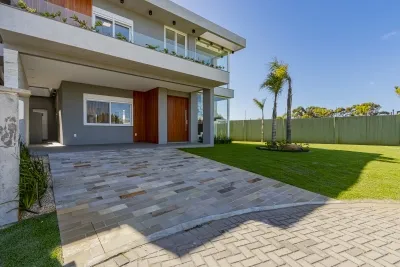 Casa Mobiliada de Esquina com 4 Suítes e Piscina no Condomínio Sunset — foto 2