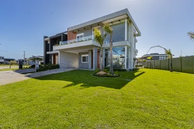 Casa Mobiliada de Esquina com 4 Suítes e Piscina no Condomínio Sunset — foto 3