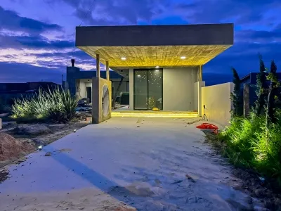 Casa em dois lotes com piscina e quadra no Arpoador — foto 2