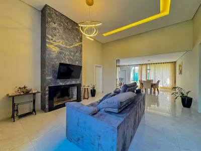 Casa mobiliada com 3 dormitórios e amplo terreno no Centro de Atlântida — foto 2