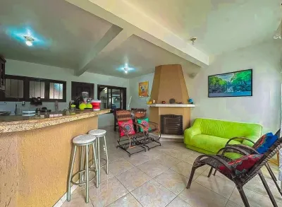 Casa Mobiliada à Venda com 4 Dormitórios no Bairro Centro de Xangri-lá — foto 4