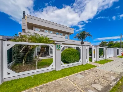 Sobrado à Venda com 4 Dormitórios e Piscina no Bairro Centro de Xangri-lá — foto 3
