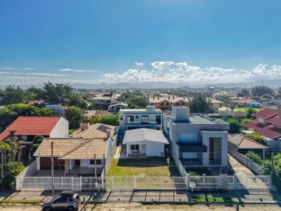 Casa à Venda com 5 Dormitórios e 300 m do Mar no Bairro Centro de Xangri-lá — foto 2