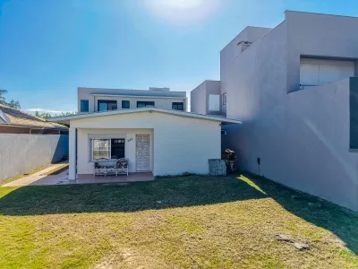 Casa à Venda com 5 Dormitórios e 300 m do Mar no Bairro Centro de Xangri-lá — foto 4