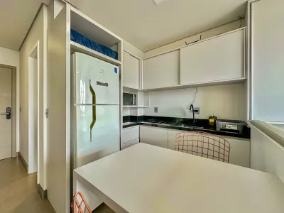 Loft no Livin Atlântida | Mobiliado, climatizado e frente para a avenida — foto 2