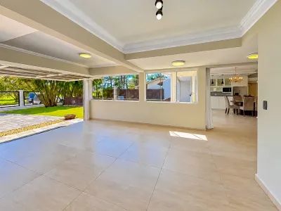 Sobrado em Atlântida | 4 dormitórios (3 suítes), piscina, salão de festas e 380 m² — foto 4