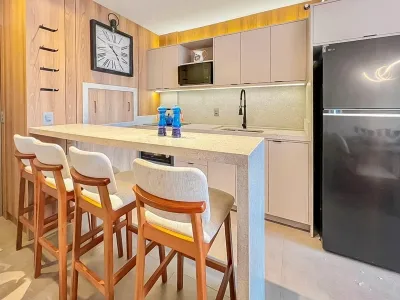 Apartamento à Venda com 2 Dormitórios, Mobiliado e Decorado no Livin em Atlântida - Xangri-lá — foto 2
