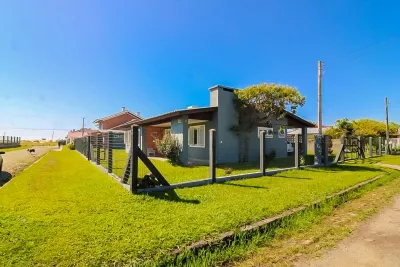 Casa à Venda com 3 Dormitórios Apenas 2 Quadras da Beira Mar em Xangri-lá — foto 2