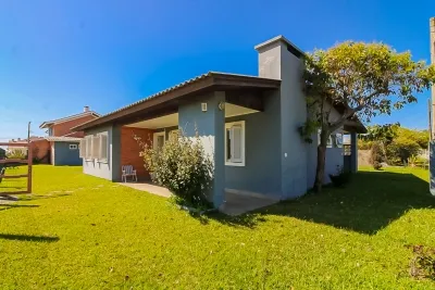 Casa à Venda com 3 Dormitórios Apenas 2 Quadras da Beira Mar em Xangri-lá — foto 3
